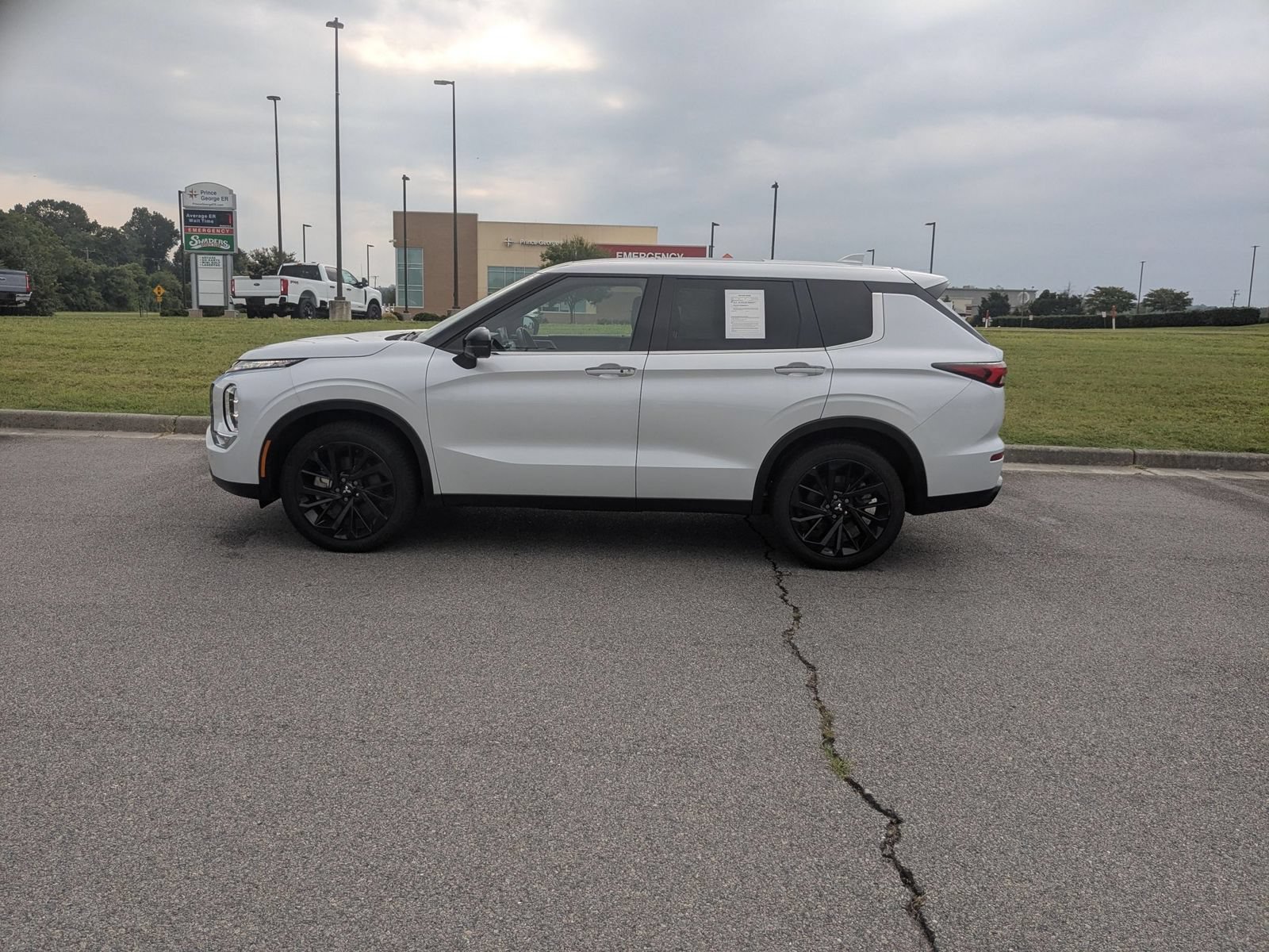 Used 2024 Mitsubishi Outlander SE Black Edition FWD image 6