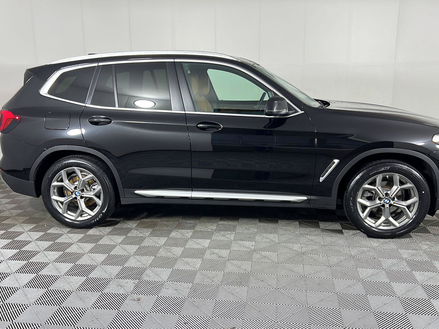 Used 2024 BMW X3 xDrive30i w/ Premium Package AWD/4WD image 3