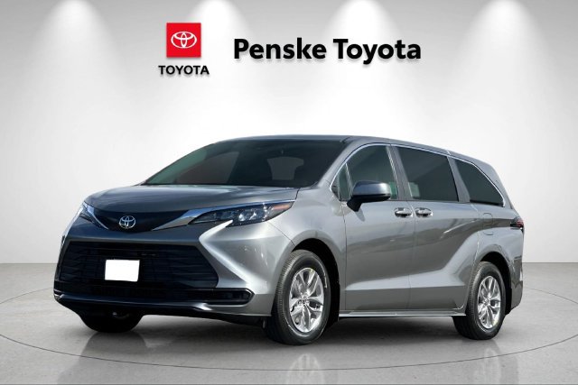 New 2026 Toyota Sienna LE FWD image 8