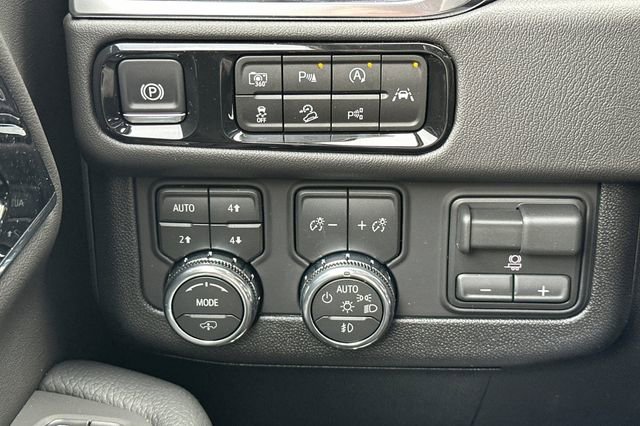 New 2026 GMC Yukon XL Denali w/ Denali Reserve Package image 32