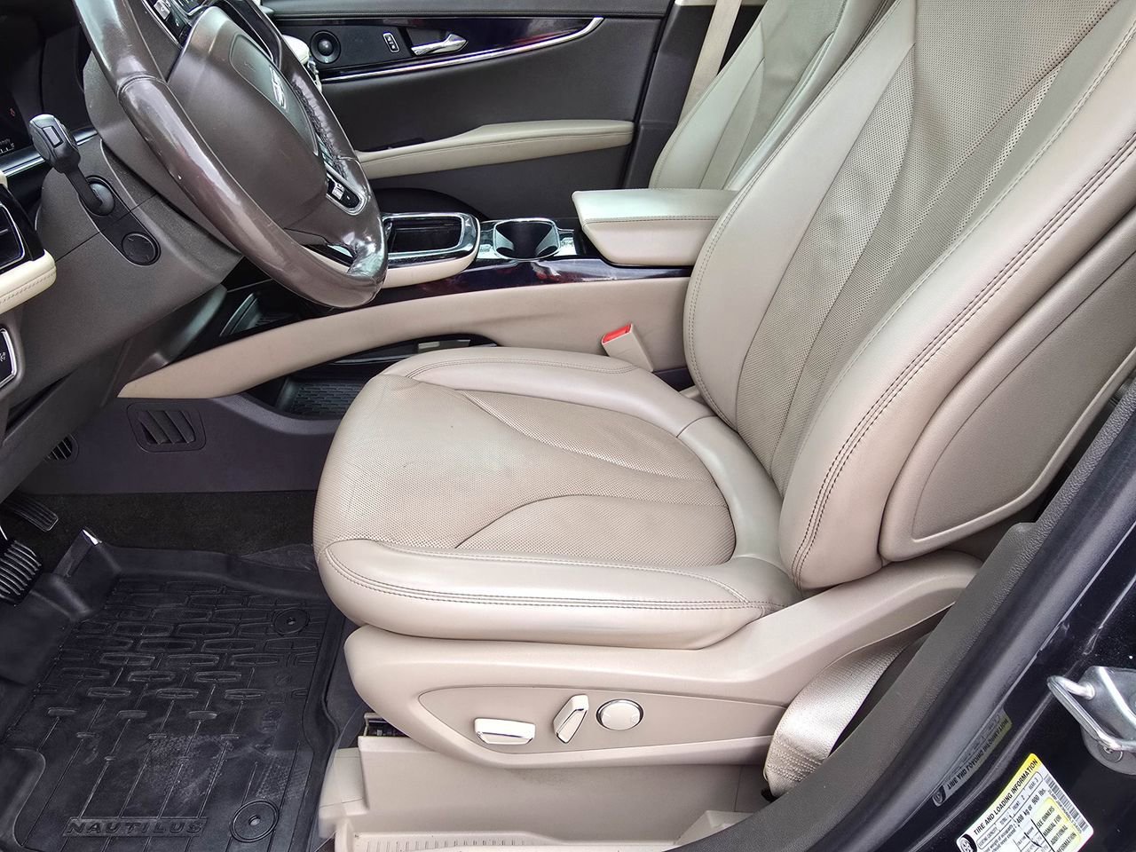 Used 2022 Lincoln Nautilus Reserve w/ Equipment Group 201A image 14