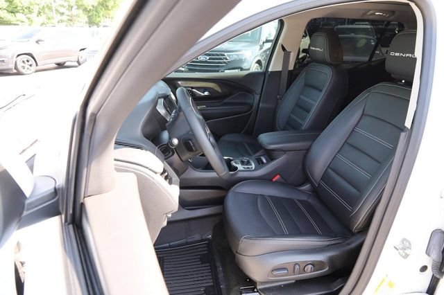 Used 2024 GMC Terrain Denali w/ Denali Premium Package AWD/4WD image 10