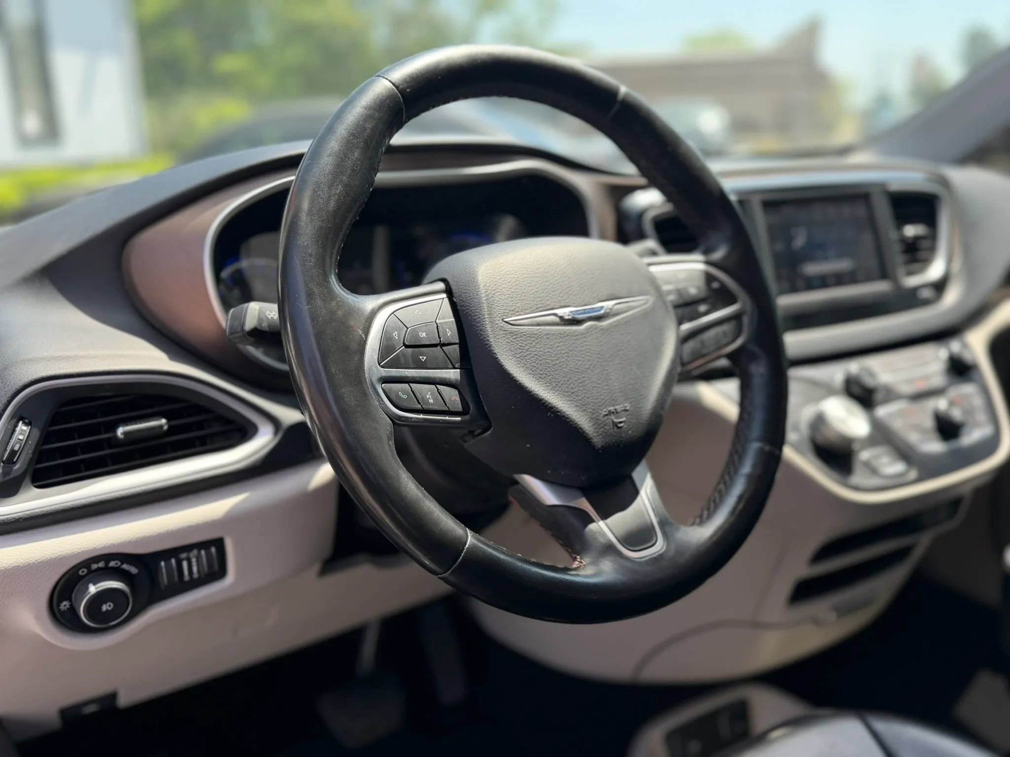 Used 2019 Chrysler Pacifica Touring-L image 12