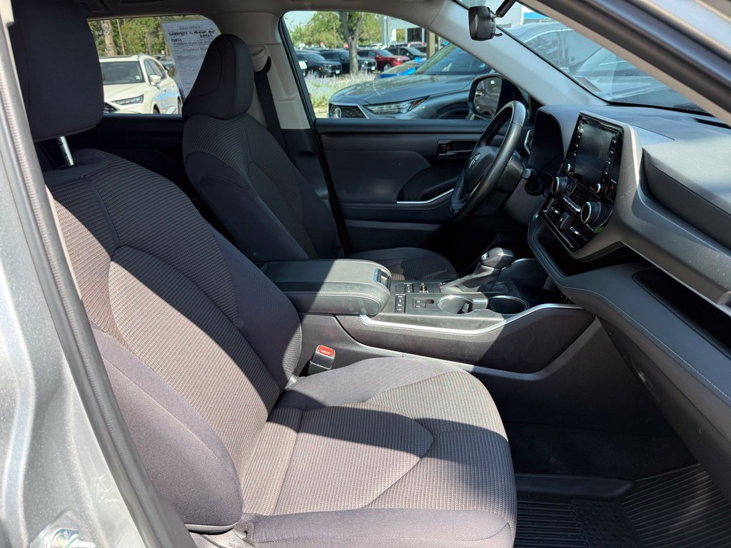 Used 2022 Toyota Highlander LE AWD/4WD image 17