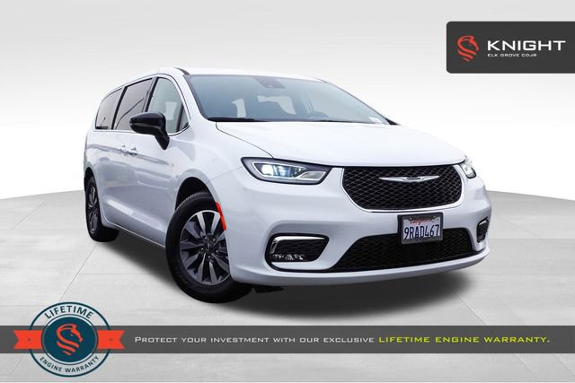 Used 2024 Chrysler Pacifica Select w/ Uconnect Theater Family Group