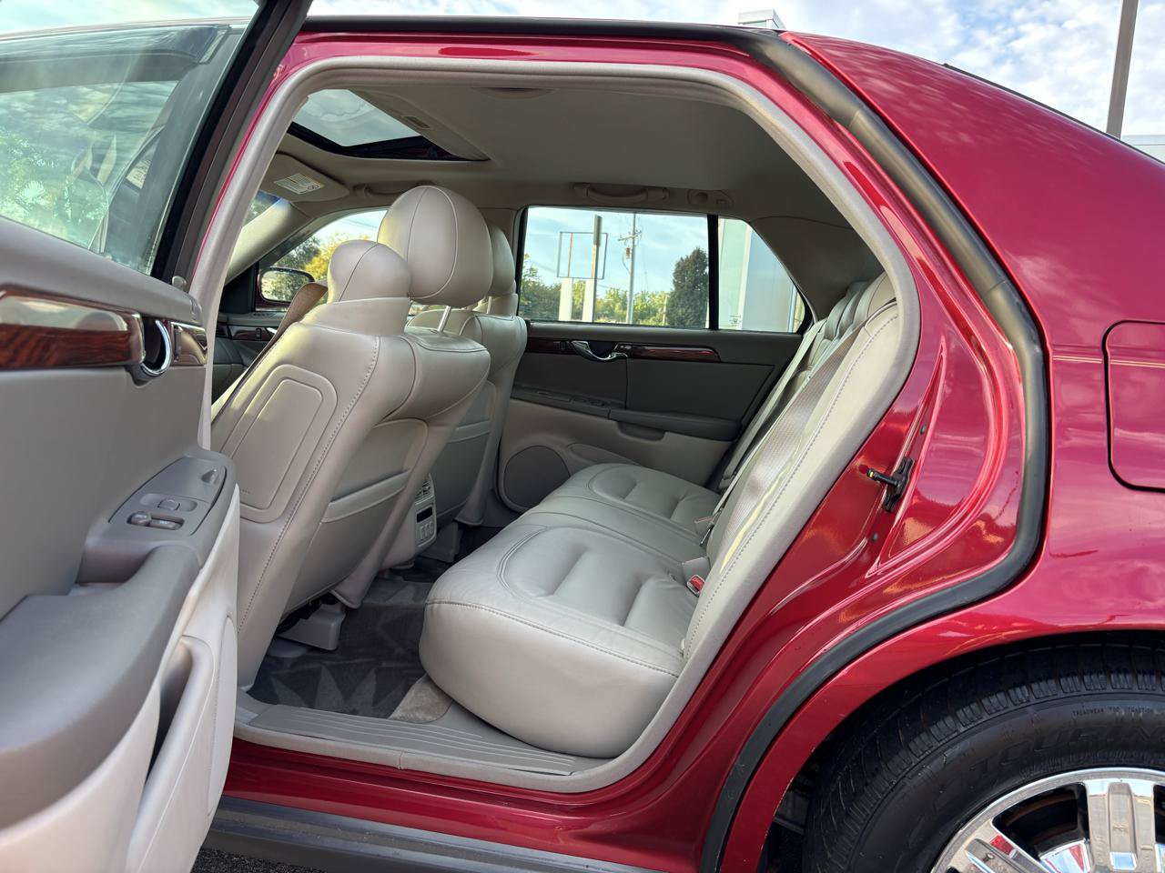 Used 2003 Cadillac De Ville w/ Comfort & Convenience Package FWD image 28