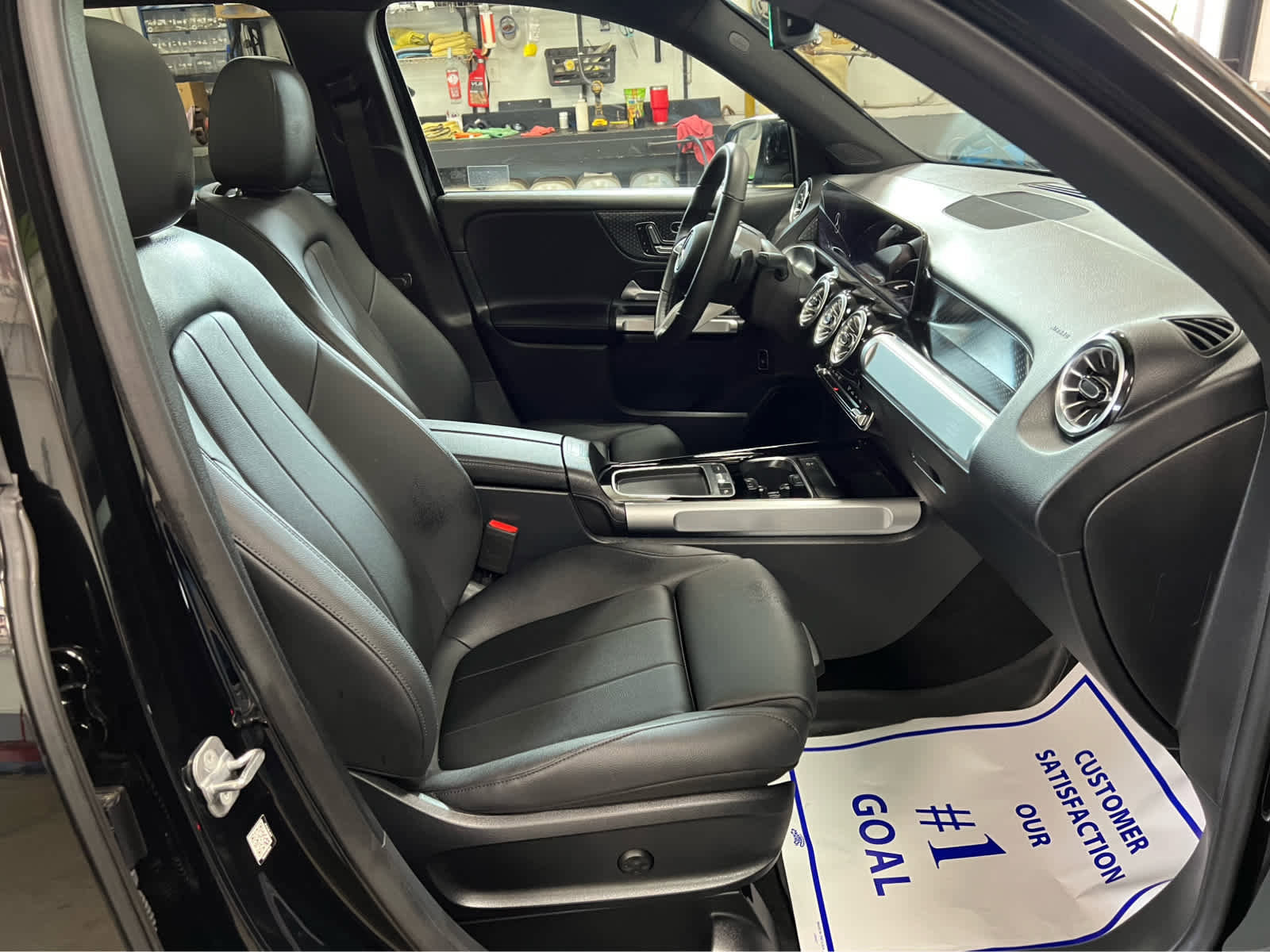 Used 2024 Mercedes-Benz GLB 250 4MATIC image 14