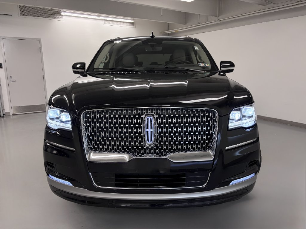 Used 2023 Lincoln Navigator Reserve AWD/4WD image 3