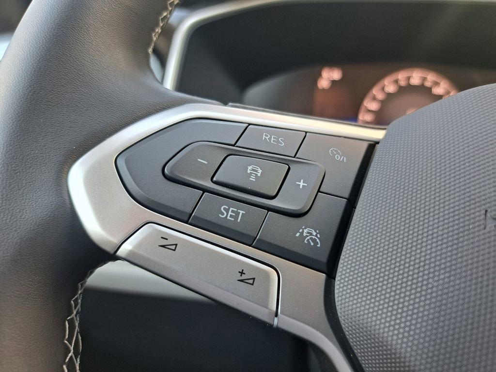 Used 2025 Volkswagen Taos SE image 13