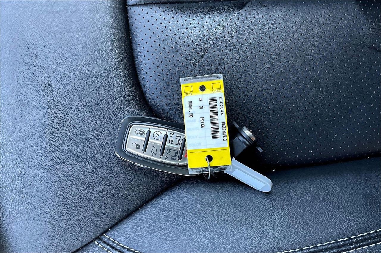 Certified 2024 Chrysler Pacifica Touring-L FWD image 32