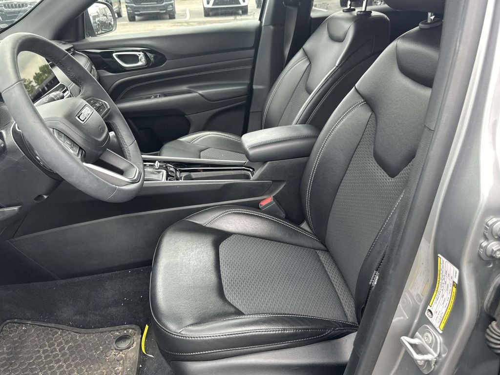 Used 2023 Jeep Compass Latitude w/ Convenience Group AWD/4WD image 17