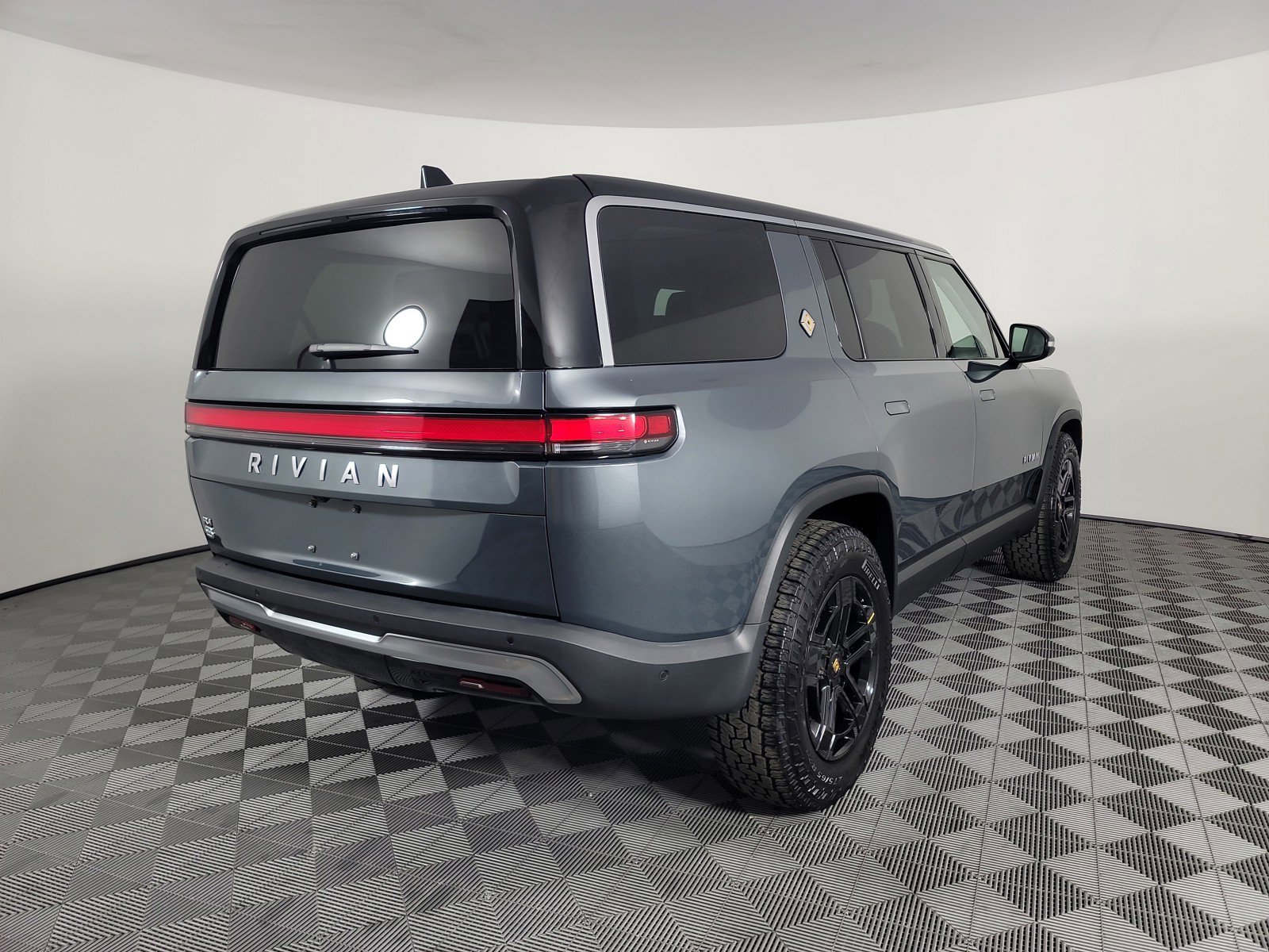 Used 2024 Rivian R1S Adventure AWD/4WD image 5