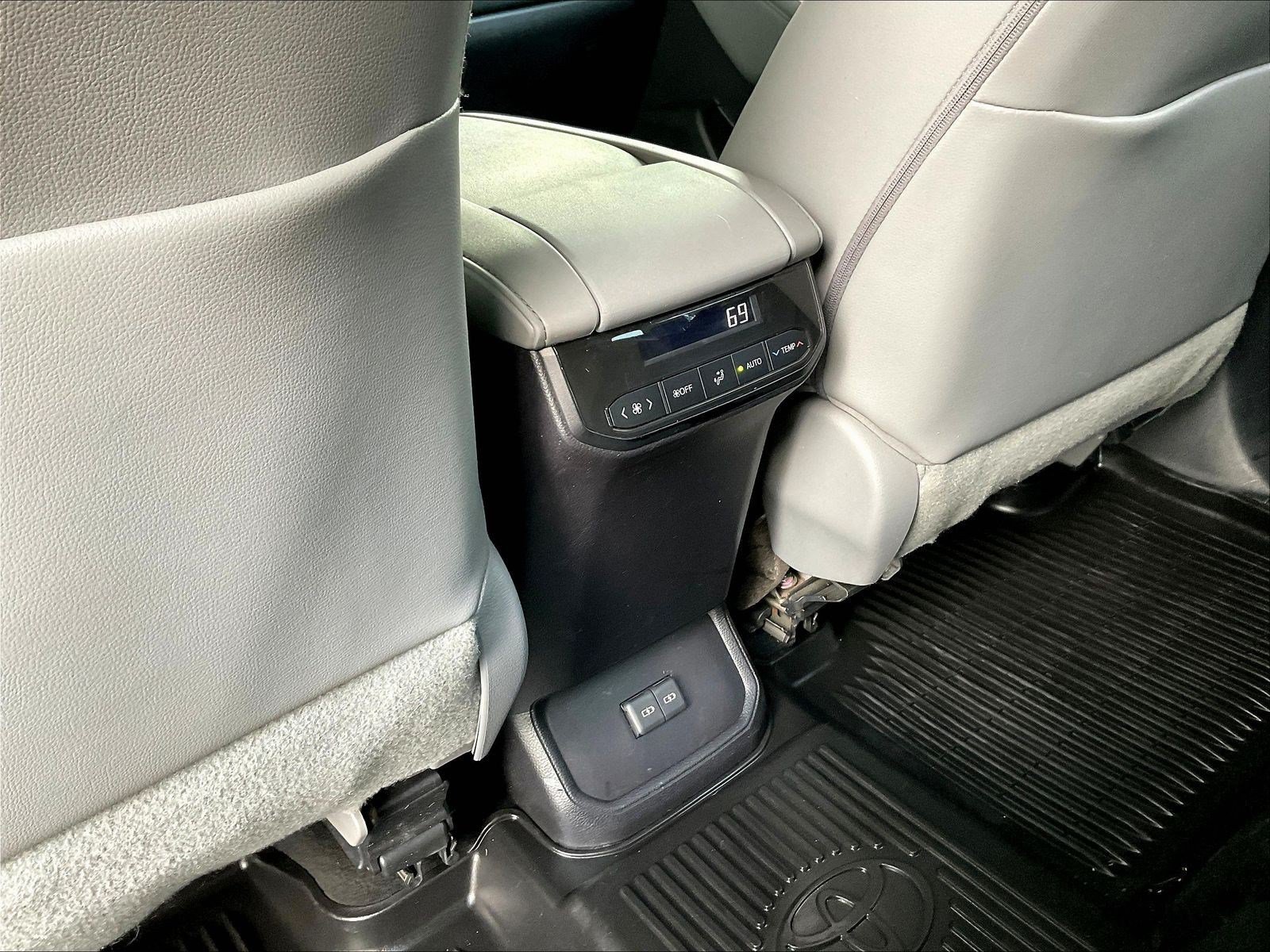 Used 2023 Toyota Highlander XLE AWD/4WD image 10