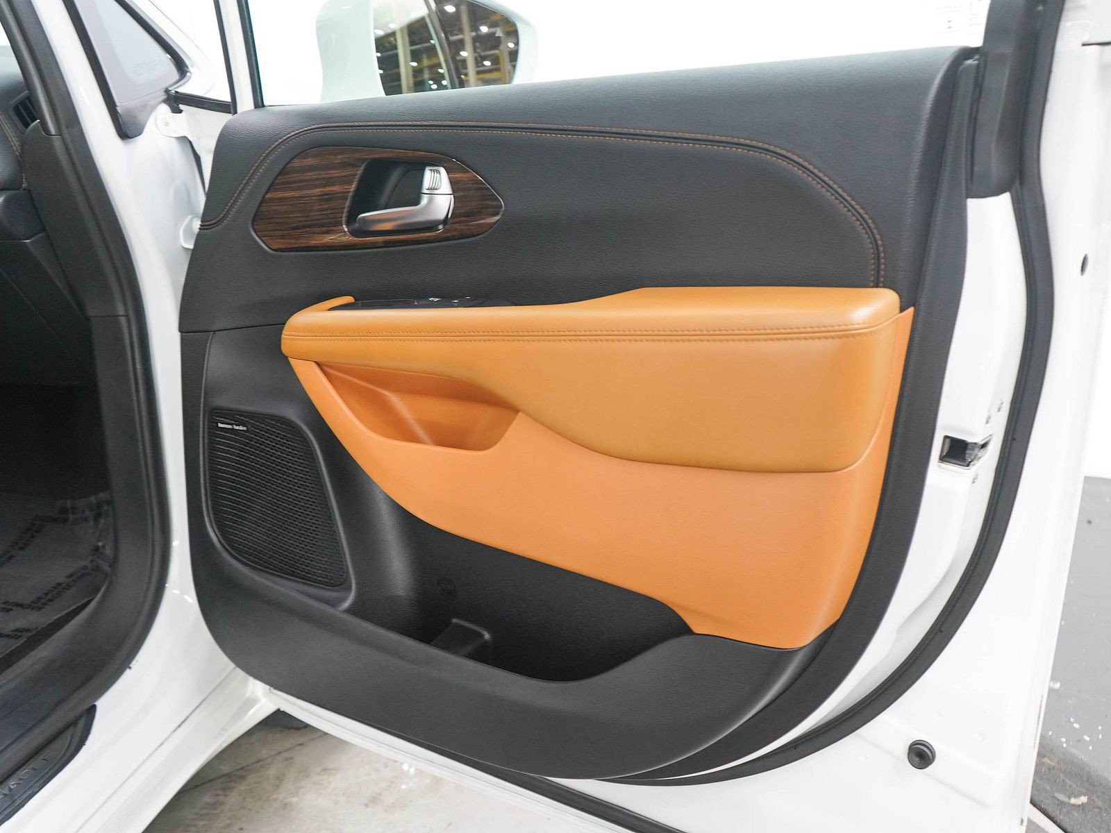 Used 2022 Chrysler Pacifica Pinnacle AWD/4WD image 9