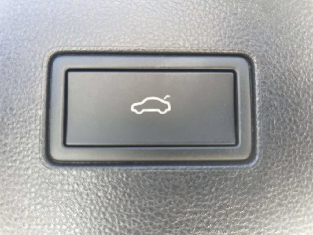 Certified 2025 Volkswagen Atlas SE FWD image 9