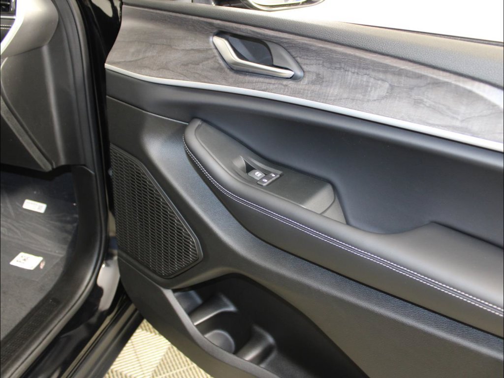 New 2025 Jeep Grand Cherokee Limited w/ Luxury Tech Group II RWD image 33