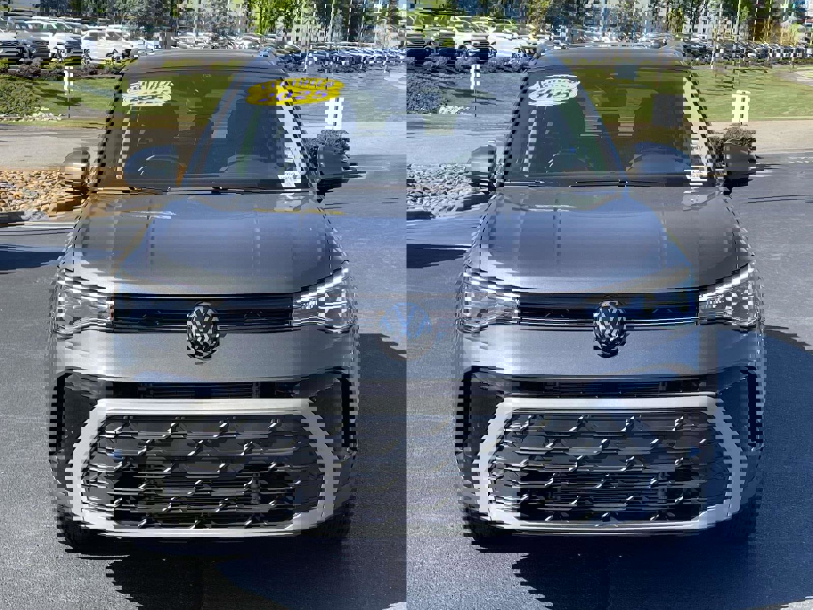 Used 2025 Volkswagen Taos SE w/ Panoramic Sunroof Package FWD image 2