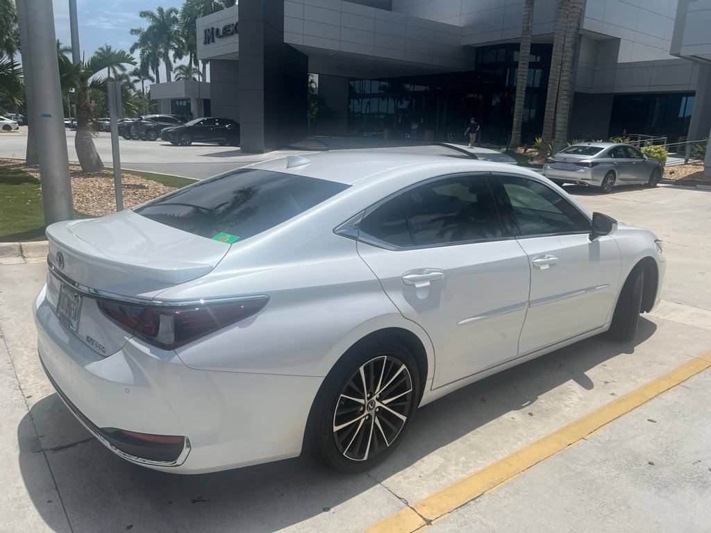 Used 2023 Lexus ES 300h w/ Premium Package FWD image 5