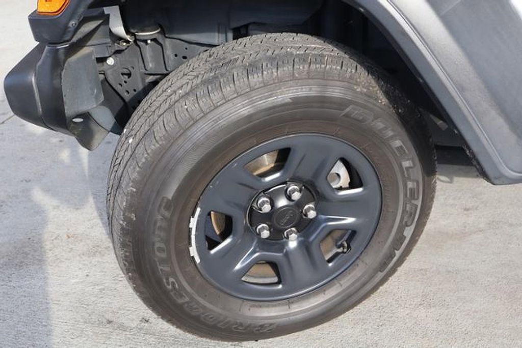 Used 2020 Jeep Gladiator Sport image 37