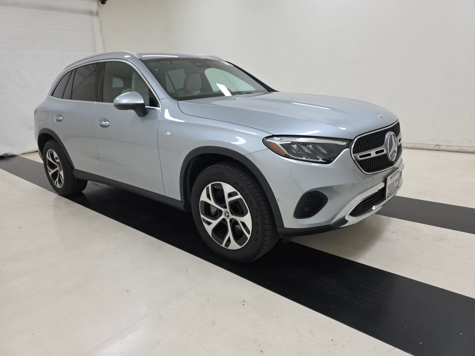 Used 2025 Mercedes-Benz GLC 350e 4MATIC image 4