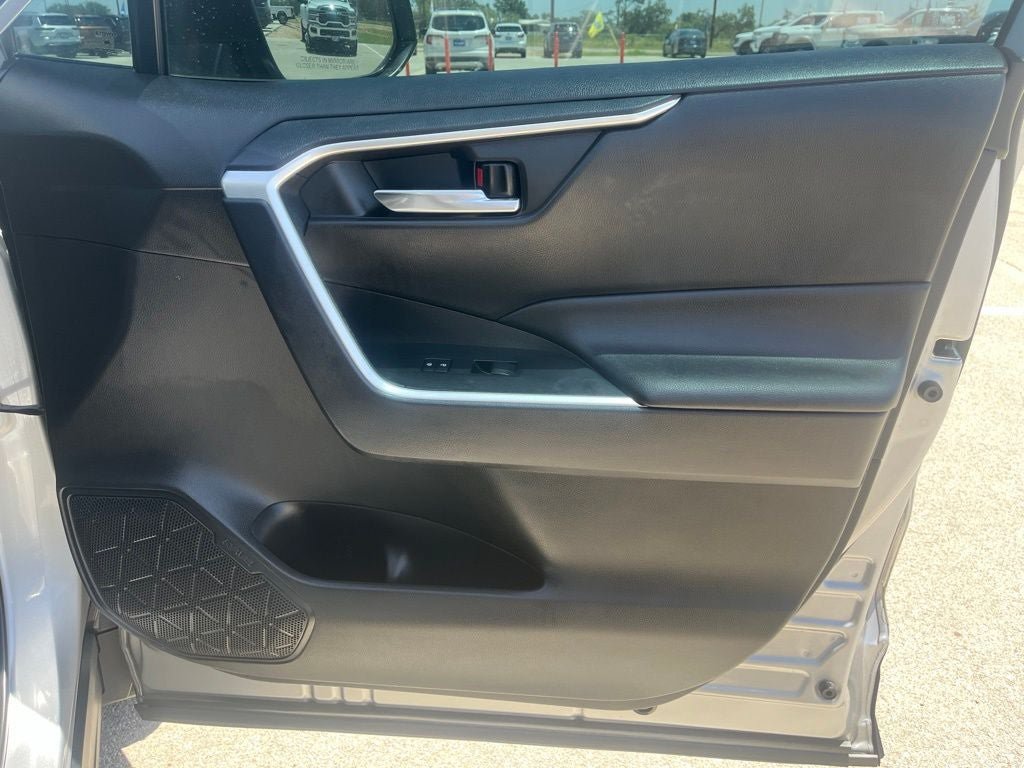 Used 2021 Toyota RAV4 XLE w/ Convenience Package FWD image 12