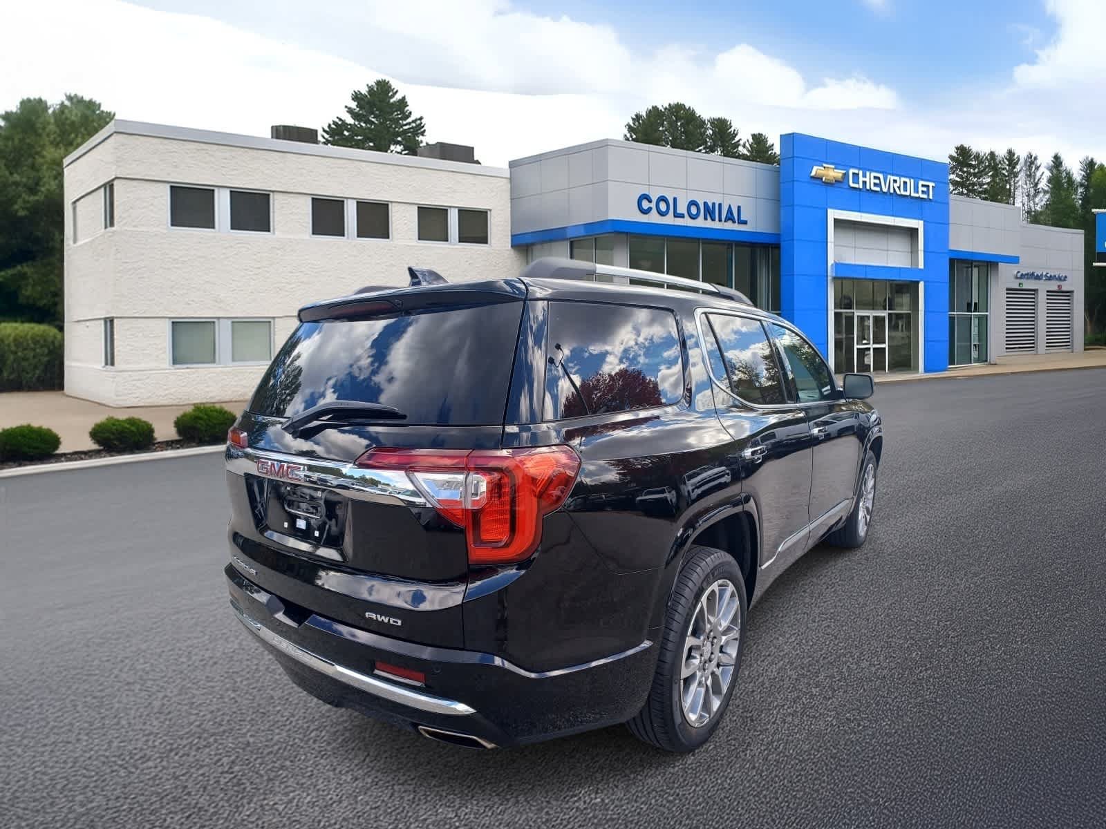 Used 2023 GMC Acadia Denali w/ Denali Technology Package AWD/4WD image 4