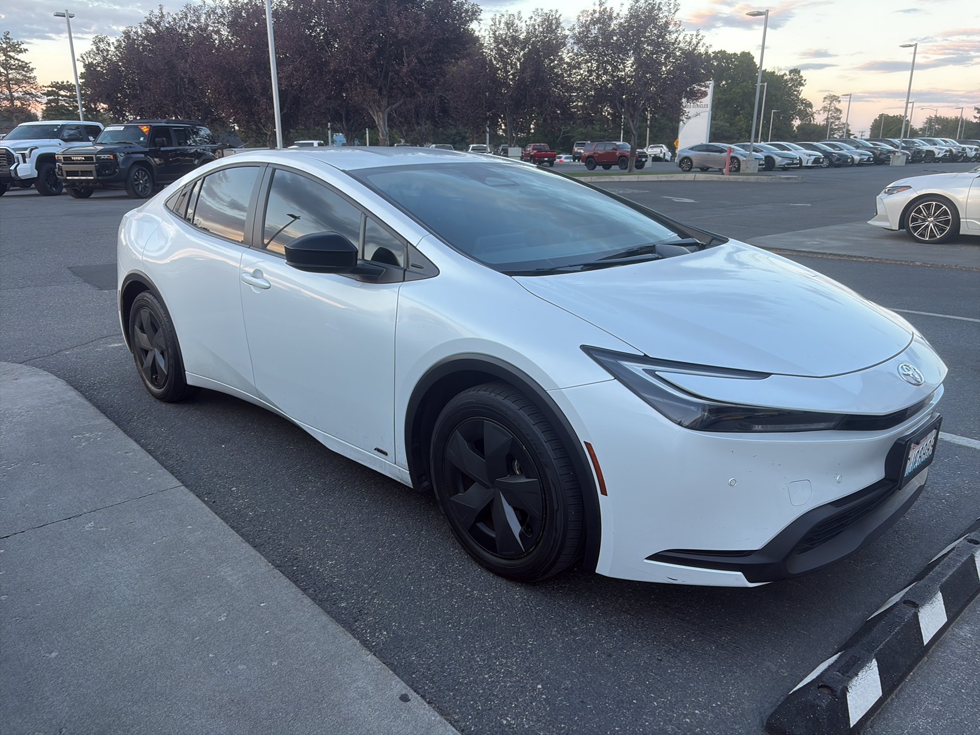Used 2023 Toyota Prius LE AWD/4WD image 17