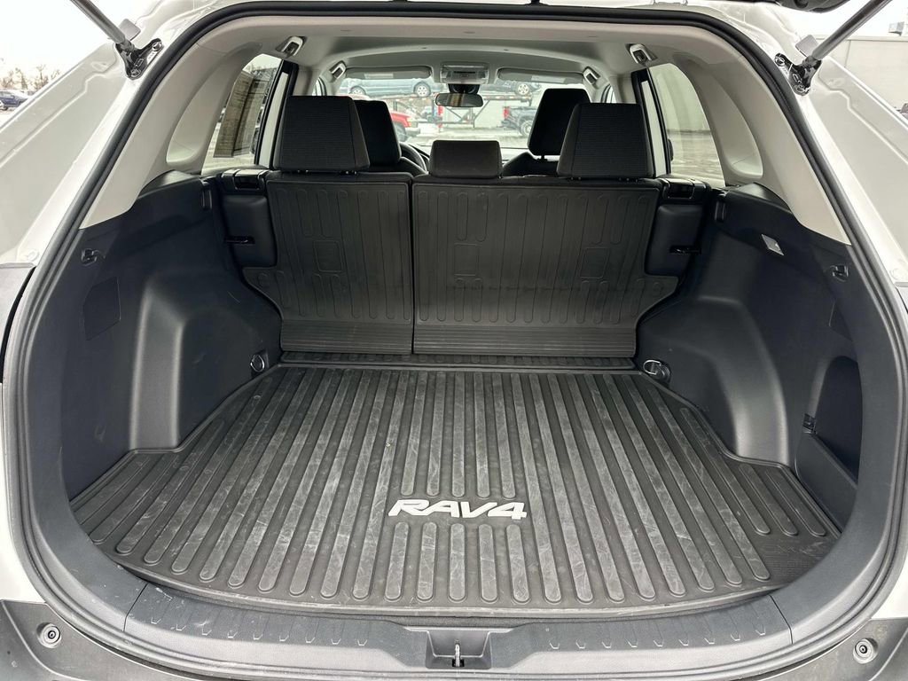 Used 2021 Toyota RAV4 LE image 10