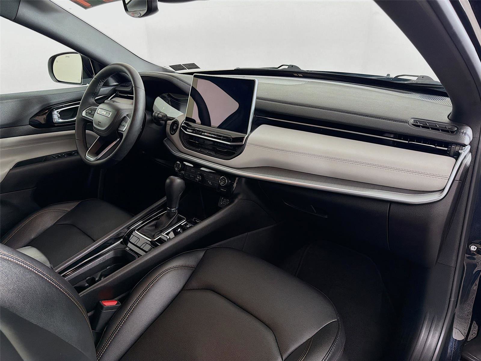 Used 2024 Jeep Compass Limited image 28