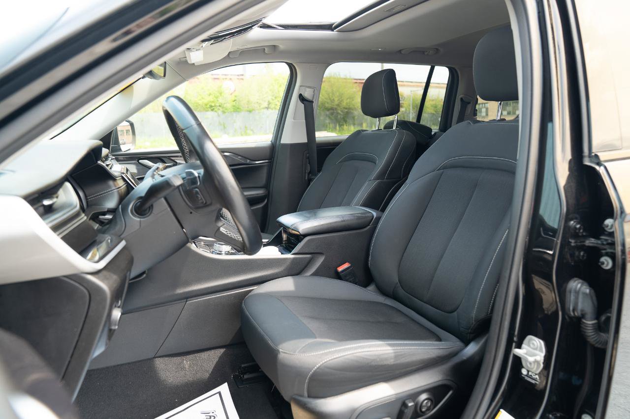 Used 2021 Jeep Grand Cherokee L Laredo w/ Luxury Tech Group I AWD/4WD image 24