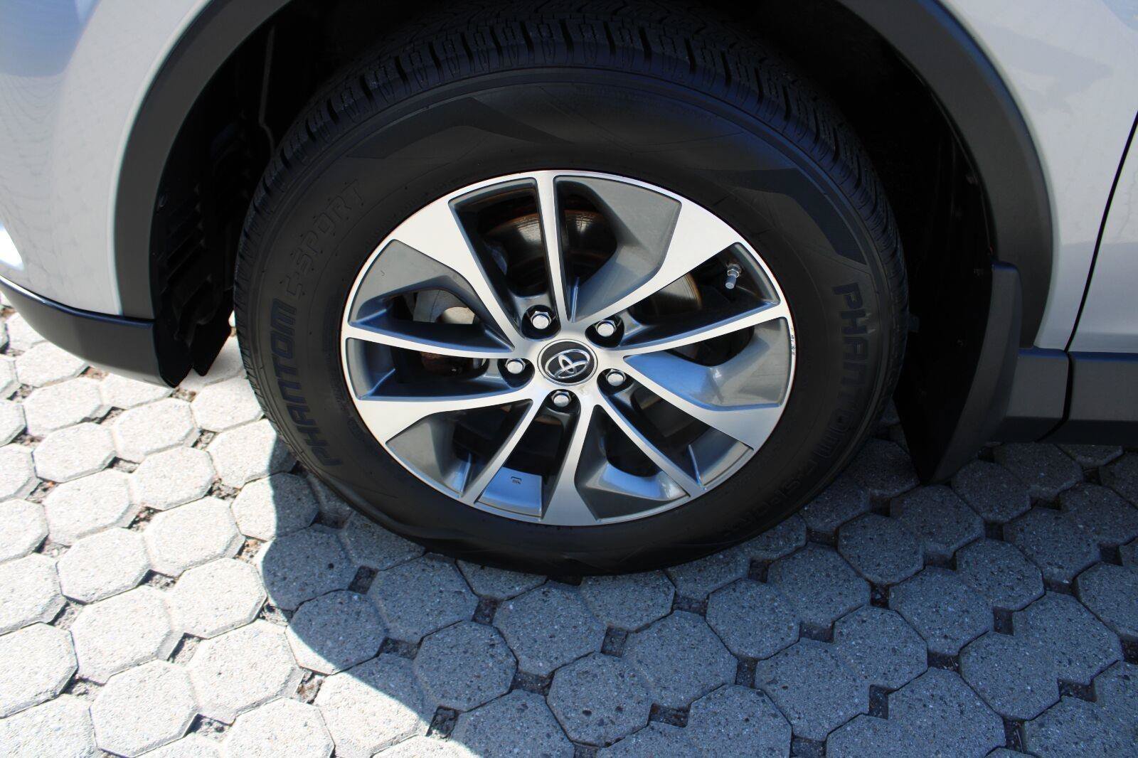Used 2018 Toyota RAV4 XLE AWD/4WD image 12