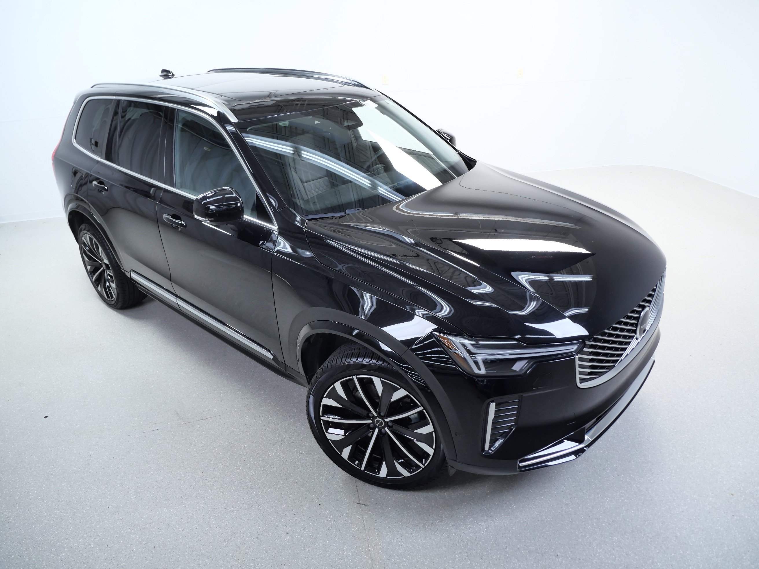 Used 2025 Volvo XC90 B6 Plus AWD/4WD image 4