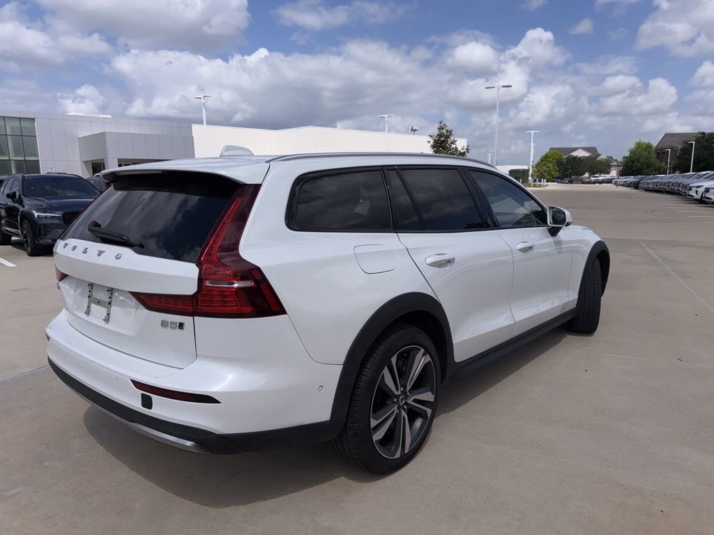 Used 2025 Volvo V60 B5 Cross Country Plus image 15
