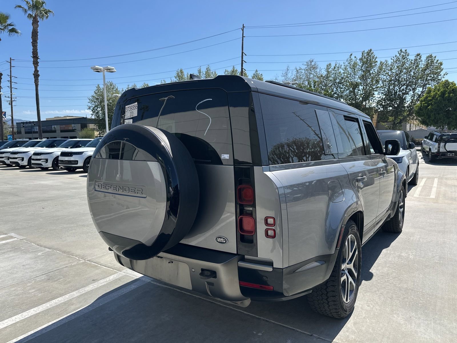 Used 2023 Land Rover Defender 130 X-Dynamic SE image 3