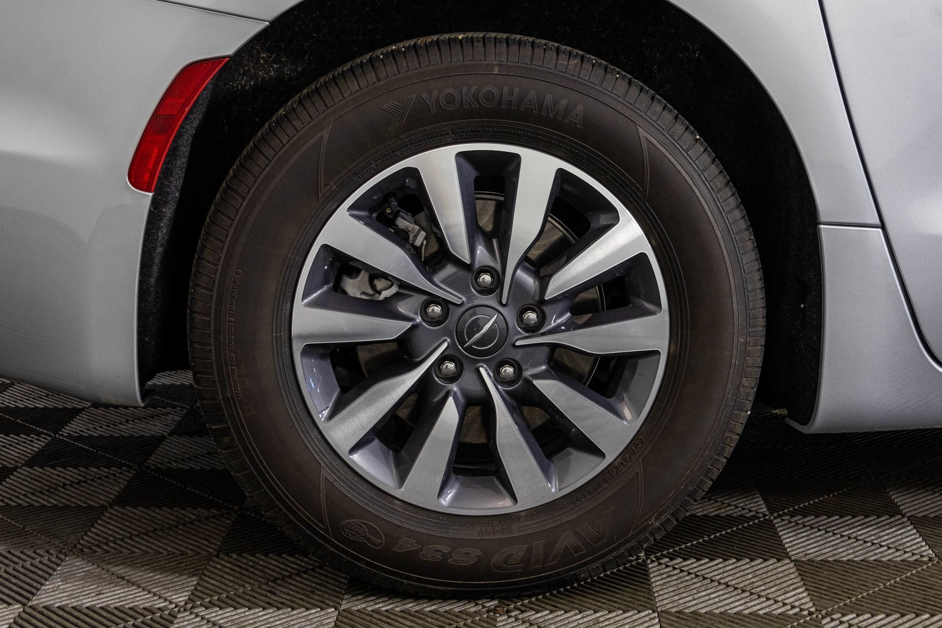 Used 2024 Chrysler Pacifica Limited FWD image 53