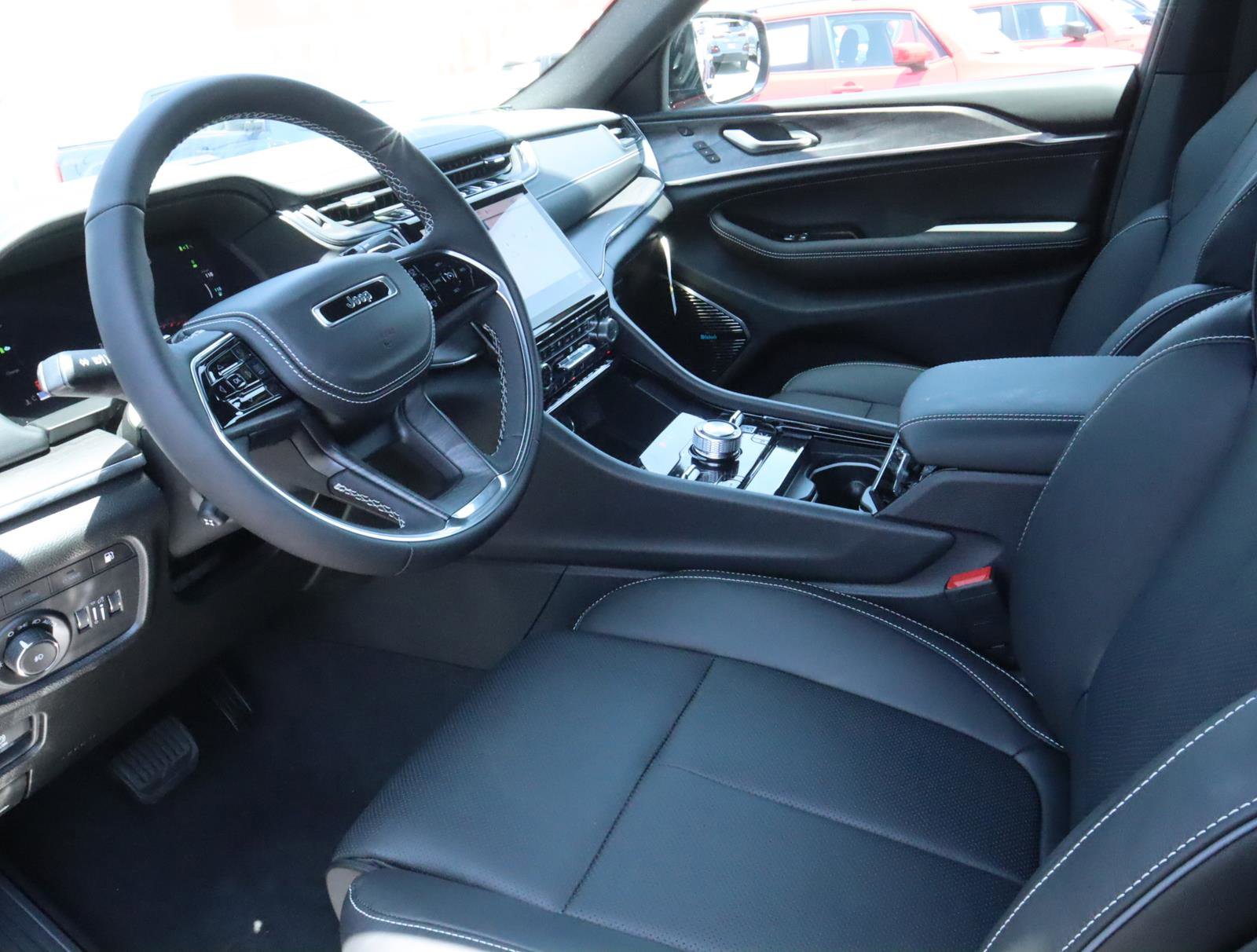 New 2023 Jeep Grand Cherokee Overland w/ Luxury Tech Group IV image 17