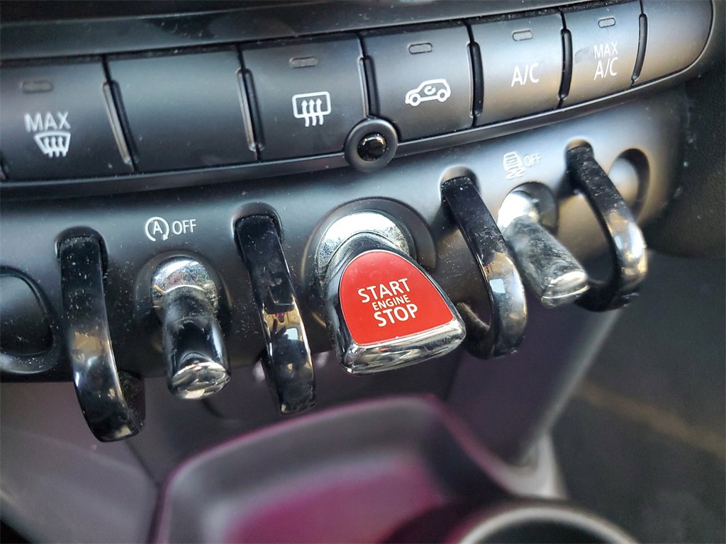 Used 2017 MINI Cooper 4-Door Hardtop image 26