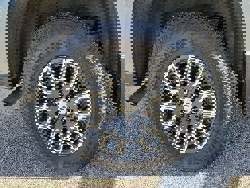 Used 2024 Chevrolet Colorado Z71 w/ Z71 Convenience Package 2 image 5