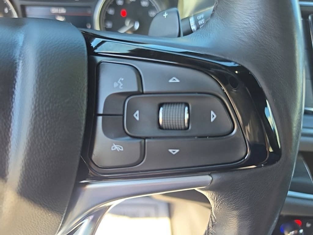Used 2023 Buick Enclave Essence AWD/4WD image 11