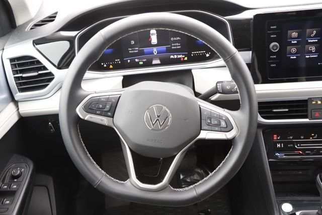 Used 2025 Volkswagen Taos SE w/ Panoramic Sunroof Package image 17