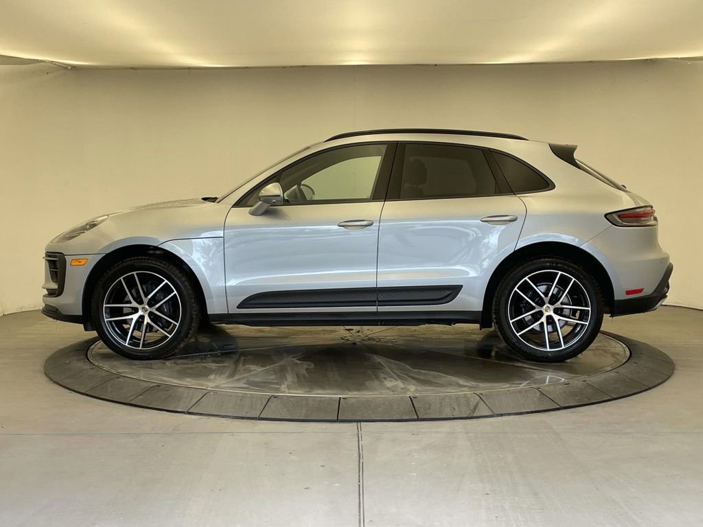 Certified 2022 Porsche Macan image 2