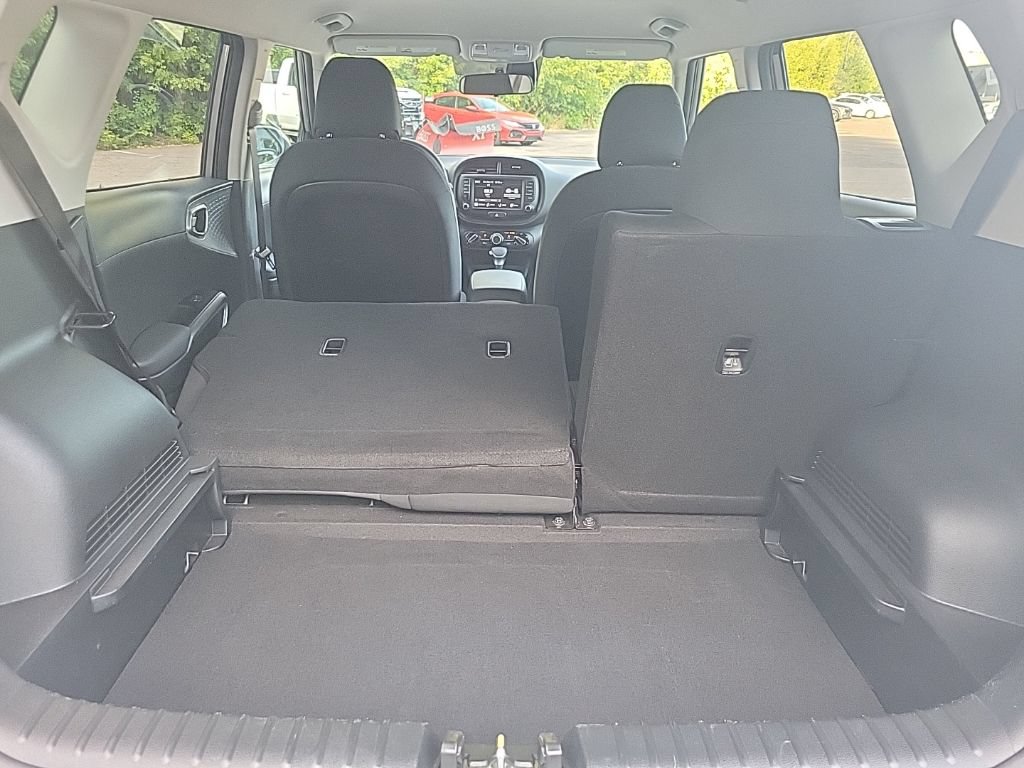Used 2025 Kia Soul LX w/ LX Technology Package FWD image 37