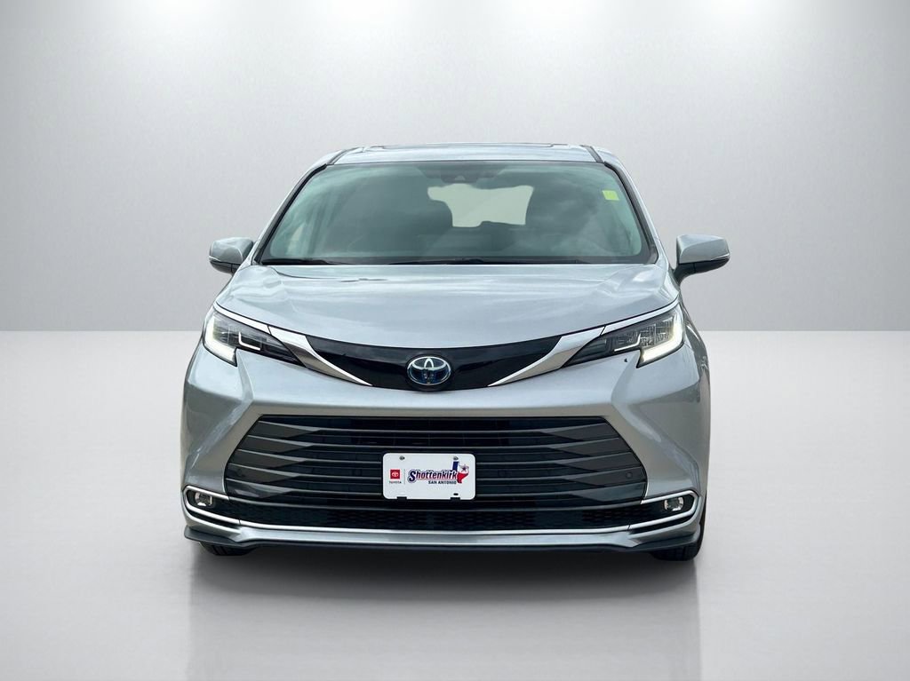 Used 2024 Toyota Sienna Limited AWD/4WD image 2