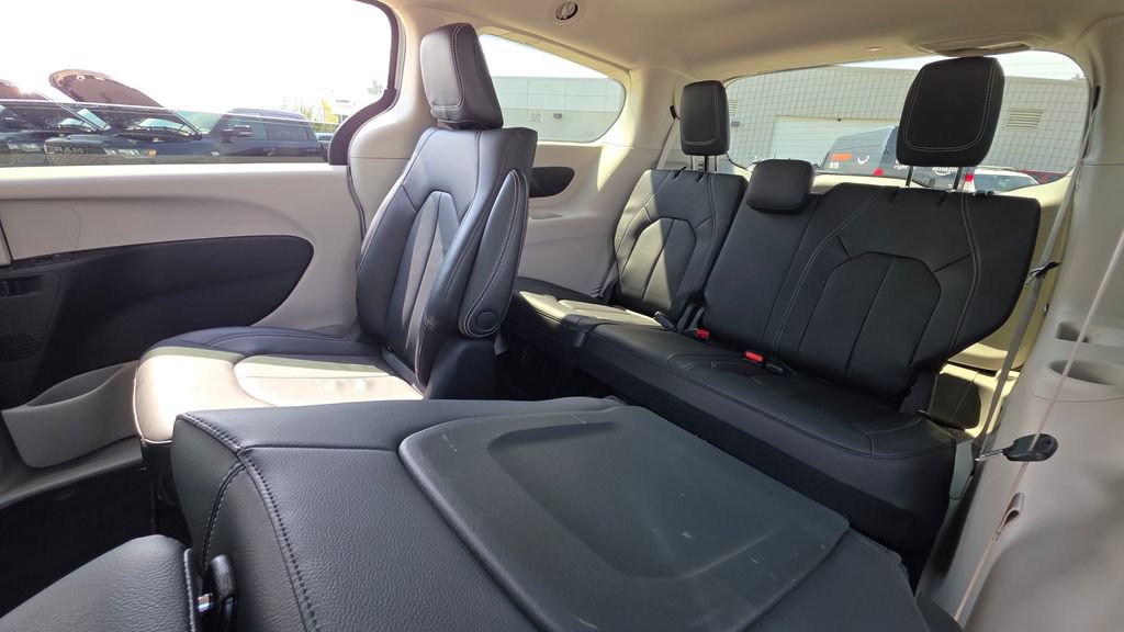 Used 2022 Chrysler Pacifica Touring-L FWD image 21