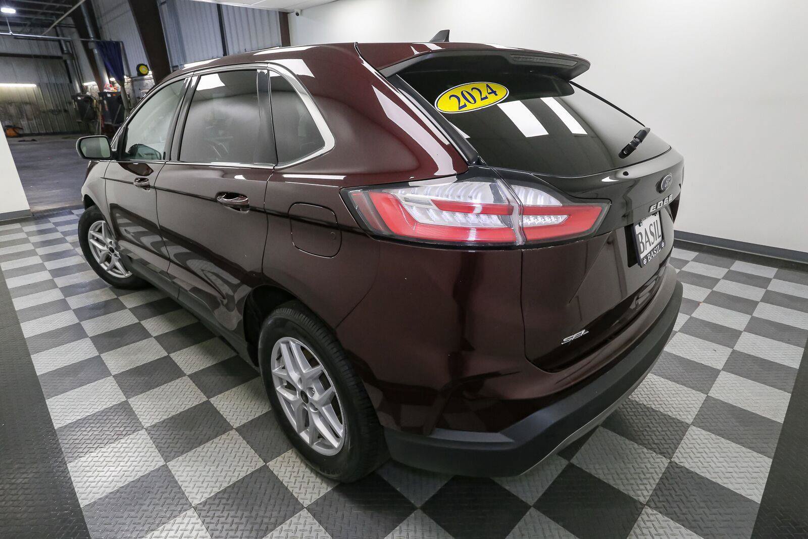 Used 2024 Ford Edge SEL AWD/4WD image 9
