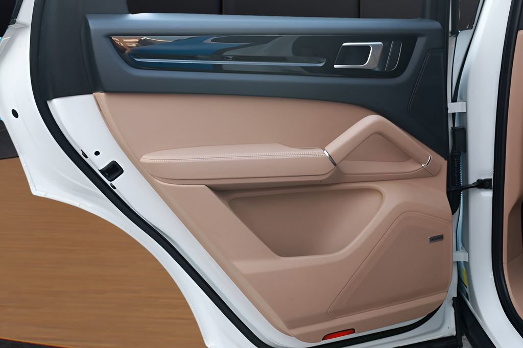 Used 2023 Porsche Cayenne image 23