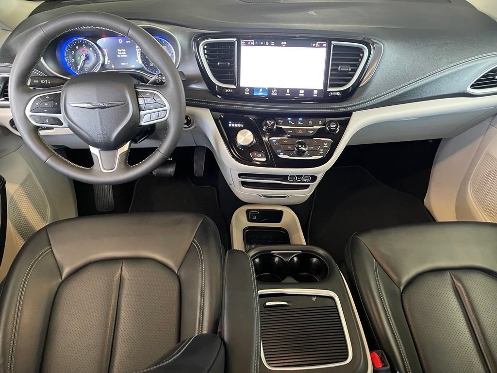 Used 2023 Chrysler Pacifica Touring-L FWD image 14