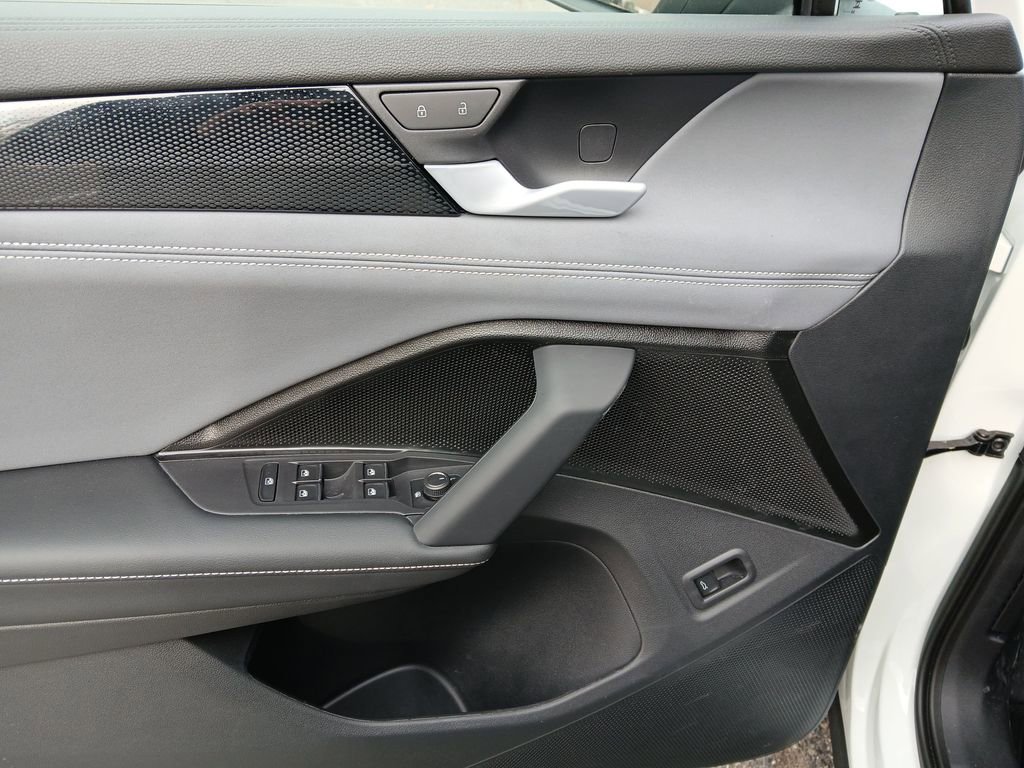 New 2025 Volkswagen Tiguan SE image 11