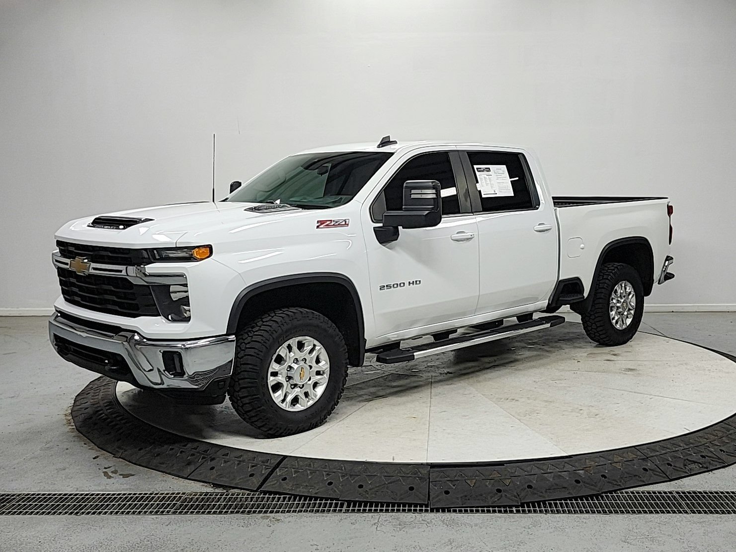 Used 2024 Chevrolet Silverado 2500 LT AWD/4WD image 3