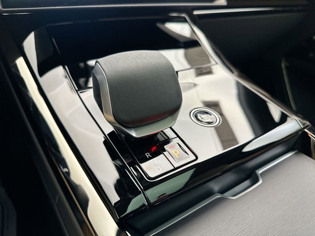 Used 2025 Land Rover Range Rover Sport SE image 2